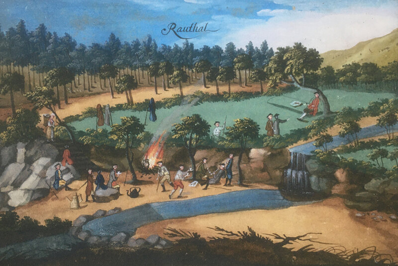 Historischen Gemälde vom Rautal. Verschiedene Personen haben sich an einem Fluss in einem Waldstück niedergelassen. Einige rauchen Pfeife. In der Mitte ist ein Lagerfeuer. Am oberen Bildrand steht "Rauthal".